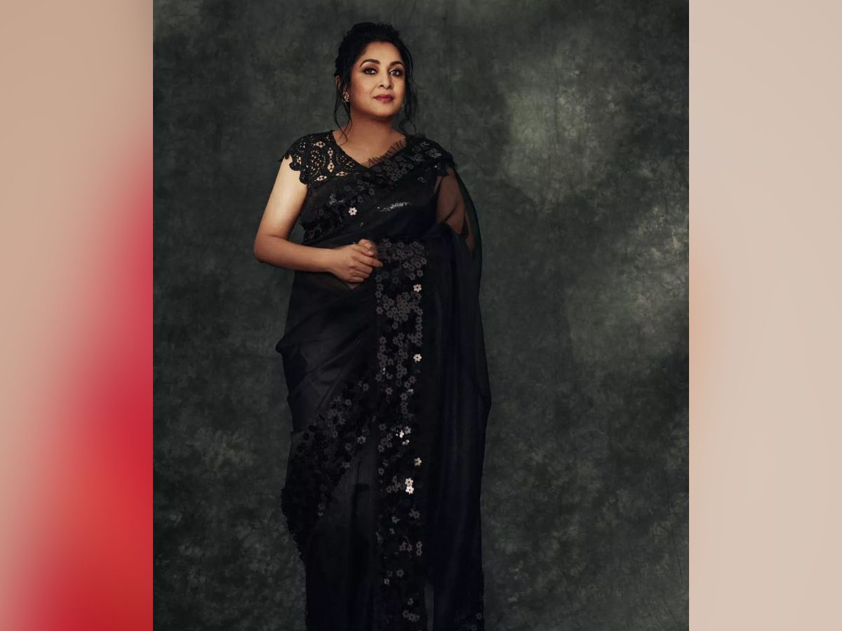  राम्या (Ramya Krishnan glamorous look) को कोई पहली बार साड़ी में कहर बरपाते हुए नहीं देखा गया है. इससे पहले भी उन्हें कई तस्वीरें में साड़ी में ग्लैमरस देखा गया है. वो जब भी आती हैं तो लोगों को दीवाना बना जाती हैं.