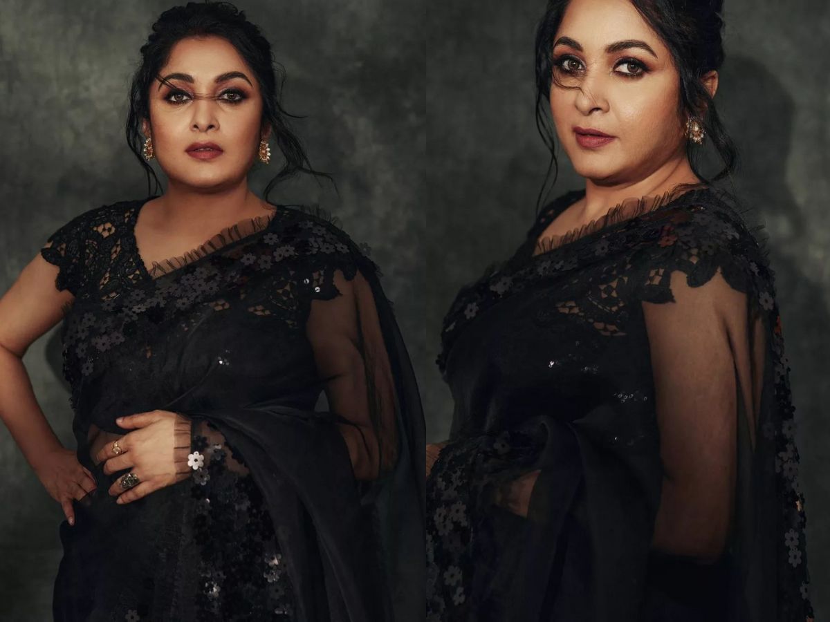  एक्ट्रेस राम्या कृष्णन (Ramya Krishnan) ने इंस्टाग्राम पर अपनी लेटेस्ट ढेरों तस्वीरें शेयर की है, जिसमें वो ब्लैक साड़ी में अपनी ब्यूटी फ्लॉन्ट कर रही हैं. फैंस उनकी तरीफों के पुल बांधते दिख रहे हैं. उनकी तस्वीरें वायरल हो रही हैं.