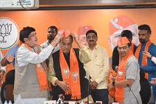 गुजरात चुनाव से पहले कांग्रेस को झटका, 10 बार के MLA राठवा हुए BJP में शामिल