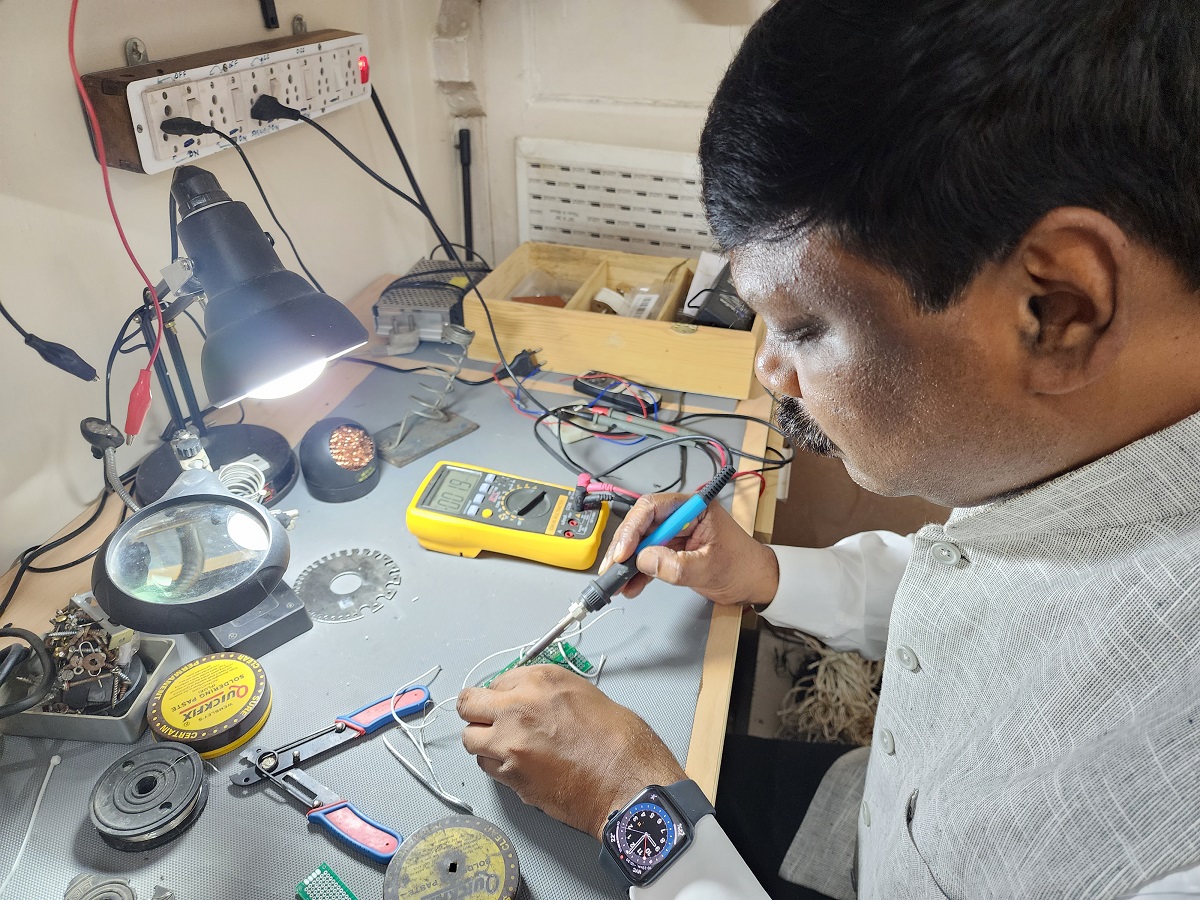 मुख्यमंत्री नीतीश कुमार के प्रधान सचिव एस सिद्धार्थ मल्टीटास्किंग रोबोट पर रिसर्च कर रहे हैं. 