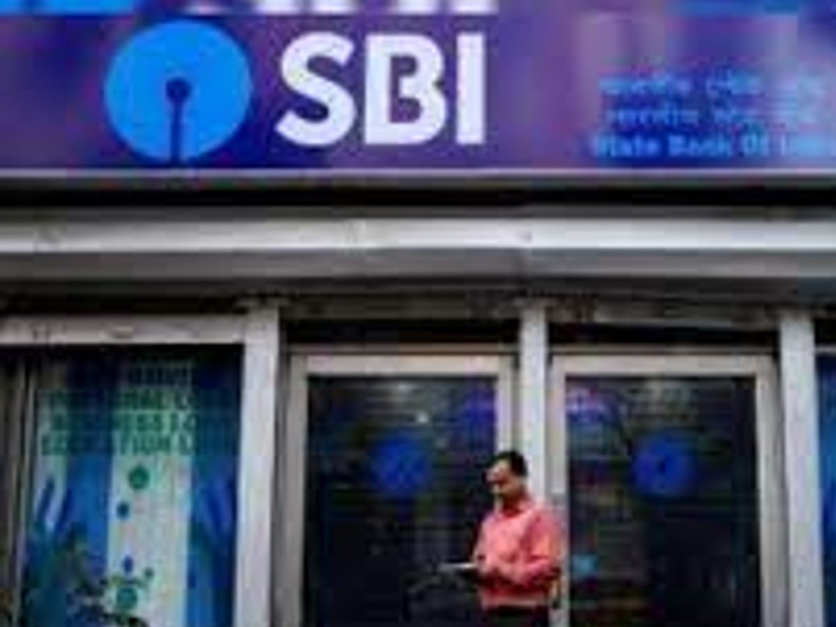  स्‍टेट बैंक ऑफ इंडिया में भी जीरो बैलेंस सेविंग अकाउंट (SBI Zero Balance Account ) खुलवाया जा सकता है. बैंक की वेबसाइट पर दी गई जानकारी के मुताबिक, इस खाते को कोई भी व्यक्ति खुलवा सकता है, बशर्ते उसके पास केवाईसी (Bank KYC) डॉक्यूमेंट हो. मूल रूप से बैंक यह सुविधा समाज के गरीब तबके के लिए उपलब्‍ध कराता है जो बैंक चार्जेज देने की स्थिति में नहीं है. जीरो बैलेंस खाते से मतलब है कि कस्‍टमर पर अपने इस अकाउंट में हर हाल में कुछ पैसे रखने की बाध्‍यता नहीं होती. अकाउंट होल्‍डर को चेकबुक नहीं मिलती है.