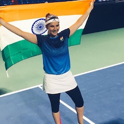  इससे पहले खेल के दौरान भी सानिया मिर्जा विवादों में रहीं. उन्हें लेकर लिएंडर पेस और महेश भूपति में अनबन तक सामने आ चुकी है. 2012 के ओलंपिक के दाैरान भूपति की जगह पेस को उनका जोड़ीदार बनाया गया था. इस पर सानिया ने कहा था कि इससे उनके खिलाड़ियों से रिश्ते खराब हुए. (Sania Mirza/Instagram)