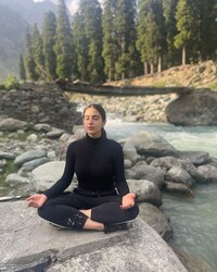  सारा अली खान अक्सर पहाड़ों और नदियों-झरनों के किनारे मेडिटेशन करती नजर आती हैं. (फोटो साभार: saraalikhan95/Instagram)