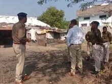 एक घर में मिले महिला और उसकी दो मासूम बच्चियों के शव, पति पर हत्या का शक