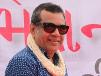  बॉलीवुड में ‘बाबूराव’ के नाम से मशहूर परेश रावल ने यूं तो अपने करियर के दौरान कई सारे किरदार निभाए हैं. लेकिन आज भी ऑडियंस को उनका नाम सुनते ही सबसे पहले बाबूराव का किरदार ही याद आता है. फिल्म ‘हेरा फेरी’ और ‘फिर हेरा फेरी’ ने परेश रावल को बॉलीवुड में एक अलग पहचान दिलाई है. (फोटो साभार- twitter@SirPareshRawal)