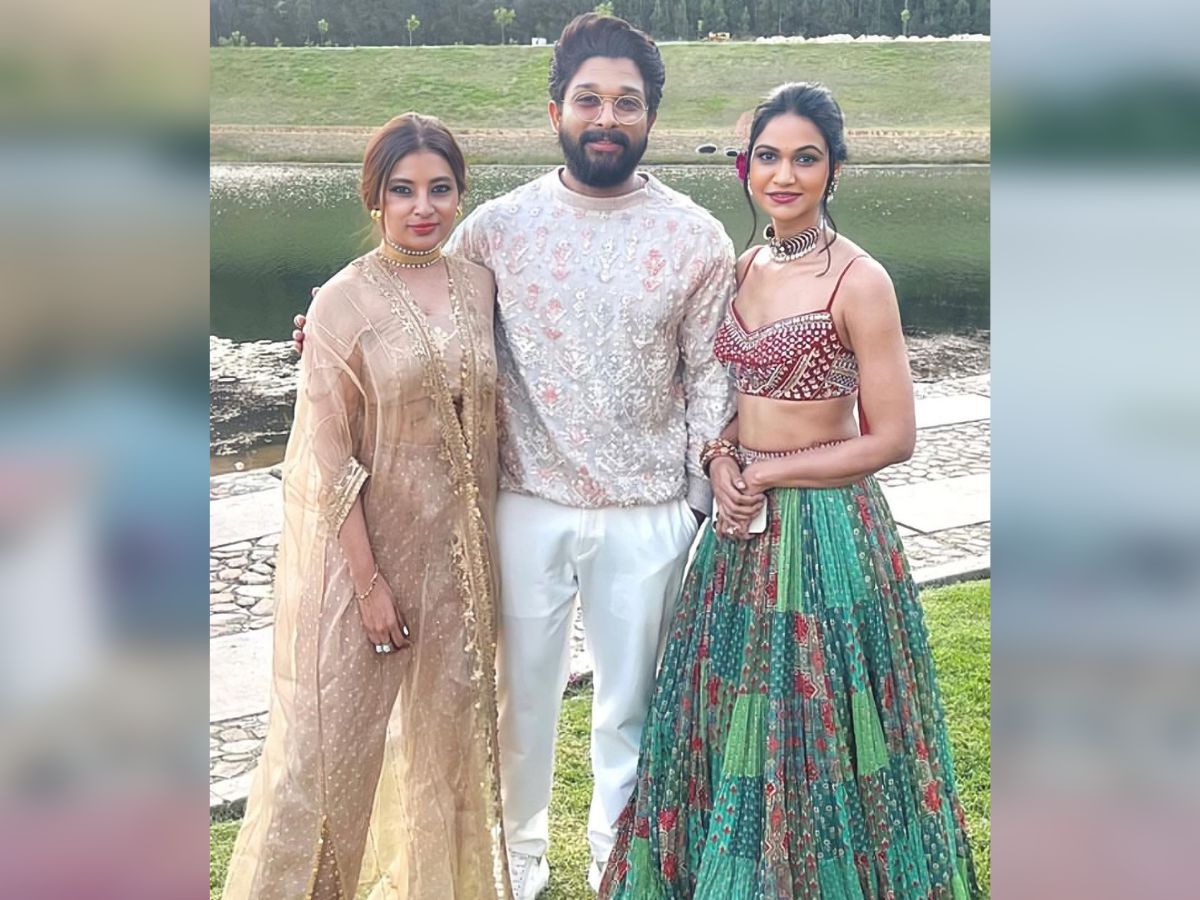  इससे पहले अल्लू अर्जुन, अपने परिवार के साथ उनकी दक्षिण अफ्रीका यात्रा से पहले एक हवाई अड्डे पर देखे गए थे. एक फैन पेज पर शेयर किए गए वीडियो में अर्जुन बैगेज काउंटर पर अपना सामान चेक करते दिखे थे और साथ पत्नी और बच्चे देखे गए.