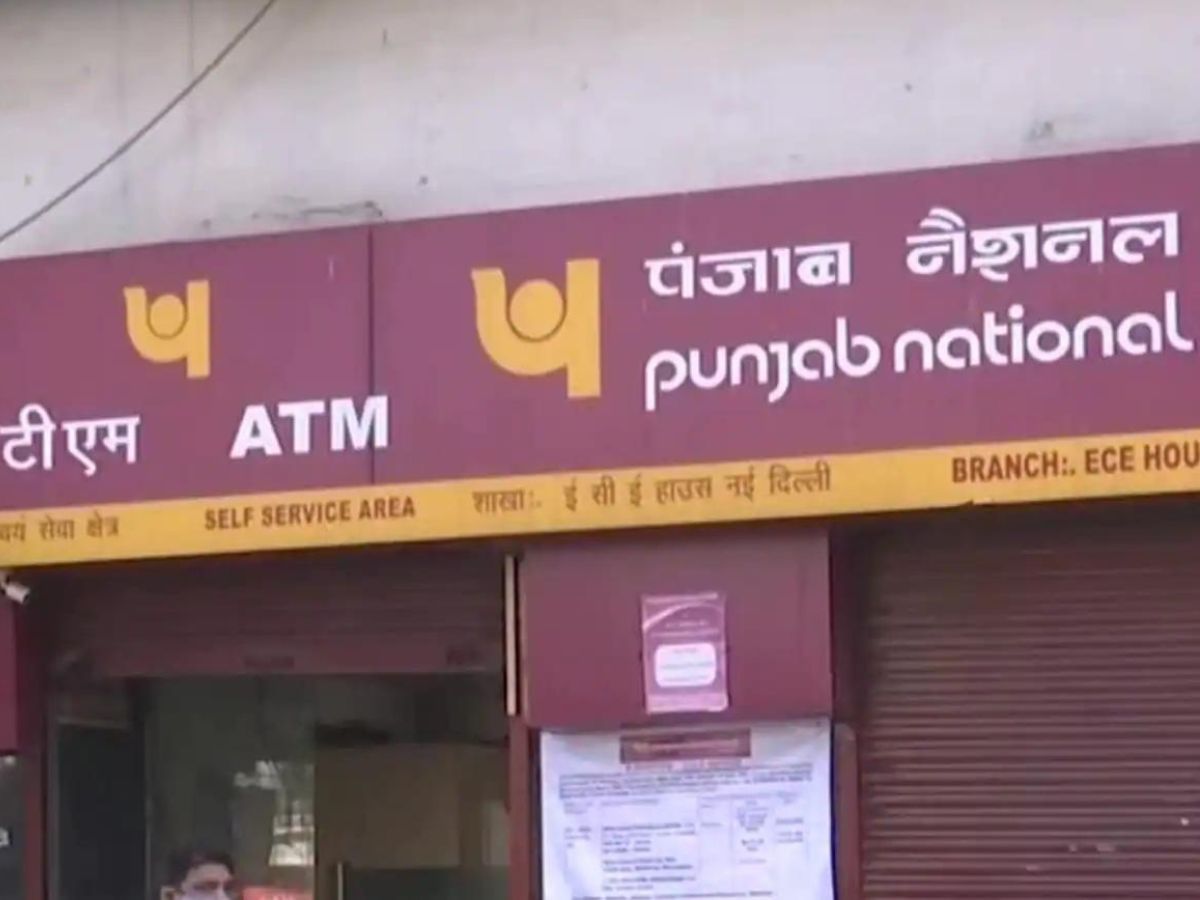  1 तारीख से पीएनबी के एटीएम से पैसे निकालने का तरीका भी बदल सकता है. अब मशीन में कार्ड डालने पर आपको फोन पर एक ओटीपी मिलेगा जिसे दर्ज करने के बाद ही आप पैसे निकाल पाएंगे. (फोटो- न्यूज18)