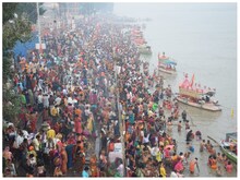 PHOTOS: कार्तिक पूर्णिमा पर श्रद्धालुओं ने सरयू में लगाई आस्था की डुबकी