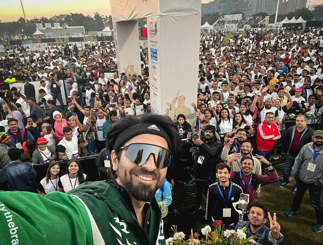 Ayushmann Khurrana asked for 'Mannat' outside Shahrukh Khan's house, told Indian Army real action hero Ayushmann Khurrana, Ayushmann Khurrana news hindi, Ayushmann Khurrana at mannat, Ayushmann Khurrana new movie, an action hero, shahrukh khan, indian army, ahemdabad, bollywood news , Shahrukh Khan