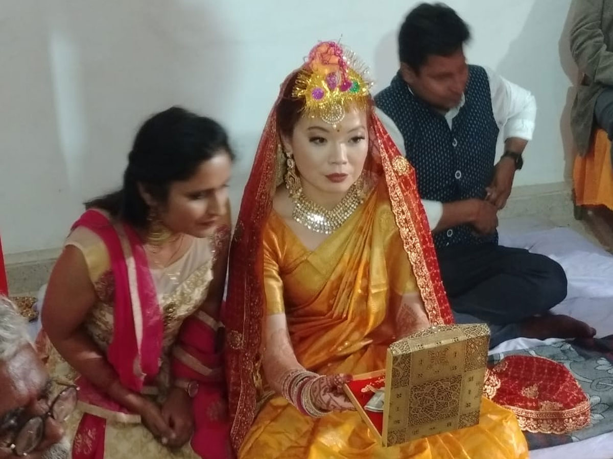  बस्ती जिले के दुबौलिया थाना क्षेत्र के डेईडिहा गांव निवासी अजीत त्रिपाठी  जापान में एक प्राइवेट कंपनी में सॉफ्टवेयर इंजीनियर हैं. अजीत के पिता राजेंद्र त्रिपाठी खेती किसानी का काम करते हैं. अजीत त्रिपाठी ने 2012 में पश्चिम बंगाल के दुर्गापुर राष्ट्रीय प्रौद्योगिकी से बीटेक किया था. जापान की राजधानी टोक्यो में  हिकारी तुल्सेन कम्पनी में साफ्टवेयर इंजीनियर पद पर उन्हें नौकरी मिल गई. 2020 में टोक्यो में ऑनलाइन मार्केटिंग मैनेजर के पद पर काम करने वाली मसाको से अजीत की मुलाकात हुई और दोनों में दोस्ती हो गई. और फिर दोस्ती प्यार में बदल गई. दोनों ने एक दूसरे के साथ रहने की कसम खा ली. समय बीतने के साथ-साथ दोनों ने एक दूसरे से शादी करने का फैसला किया. दोनों के परिवार वालों ने भी इनका साथ दिया.