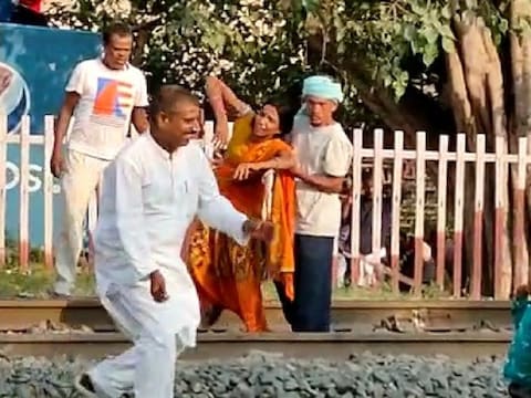 रेलवे स्टेशन के पास एक महिला ने जान देने का प्रयास किया (News18)