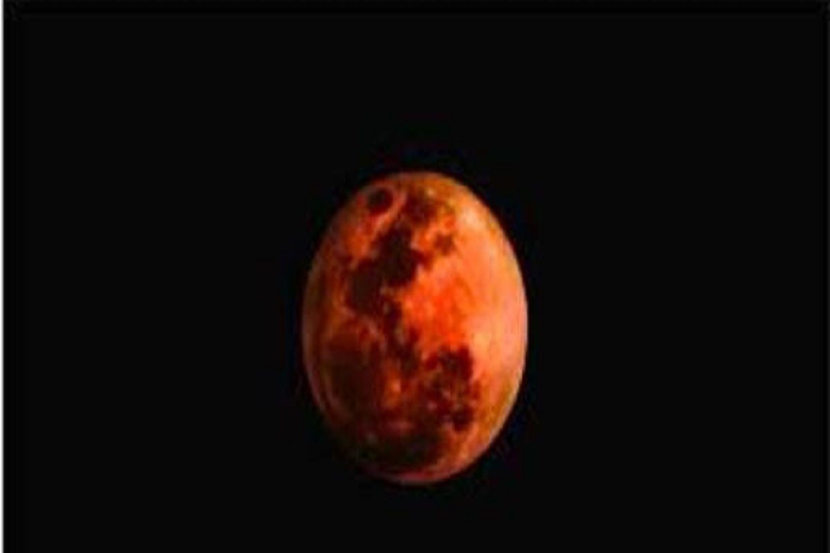 साल के आखिरी चंद्र ग्रहण पर दिखा ब्लड मून, देखें दुनियाभर की तस्‍वीरें
