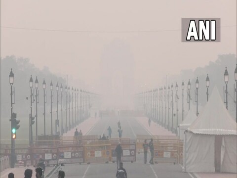 Delhi AQI: दिल्ली की हवा अब भी खराब श्रेणी में है. आज सुबह धुंध की मोटी चादर देखी गई. 