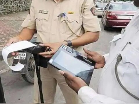 ट्रैफिक नियमों का पालन करना जरूरी है. (News18.com)