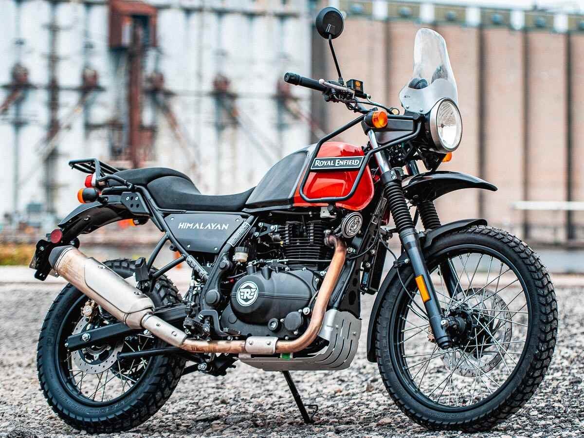   Royal Enfield launched its Scram 411 in India about 7 months back.  The most important thing about this bike is that it competes with none other than the Himalayan, which is a bike of the company itself.  Today we will tell you in this segment how the Royal Enfield Scram 411 is different from the Himalayan bike.
