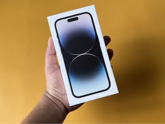  नई दिल्ली. Amazon 'स्मार्टफोन अपग्रेड डेज' सेल का आज (18 दिसंबर) आखिरी दिन है. सेल में ग्राहक हर रेंज के फोन को कम दाम में घर ला सकते हैं. ऐसे में अगर आप कोई नया फोन खरीदने की सोच रहे हैं और आईफोन के फैन भी है तो आपके लिए इससे अच्छा मौका कुछ और नहीं हो सकता है. दरअसल अमेज़न सेल में लेटेस्ट ऐपल आईफोन 14 को सस्ते में उपलब्ध कराया जा रहा है Amazon ने iPhone 14 के 128GB स्टोरेज के बेस वेरिएंट के लिए कीमत 79,900 रुपये से घटाकर 78,740 रुपये कर दी है.