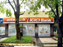 ICICI बैंक और PNB के ग्राहकों को नए साल में बड़ा झटका, महंगा किया कर्ज
