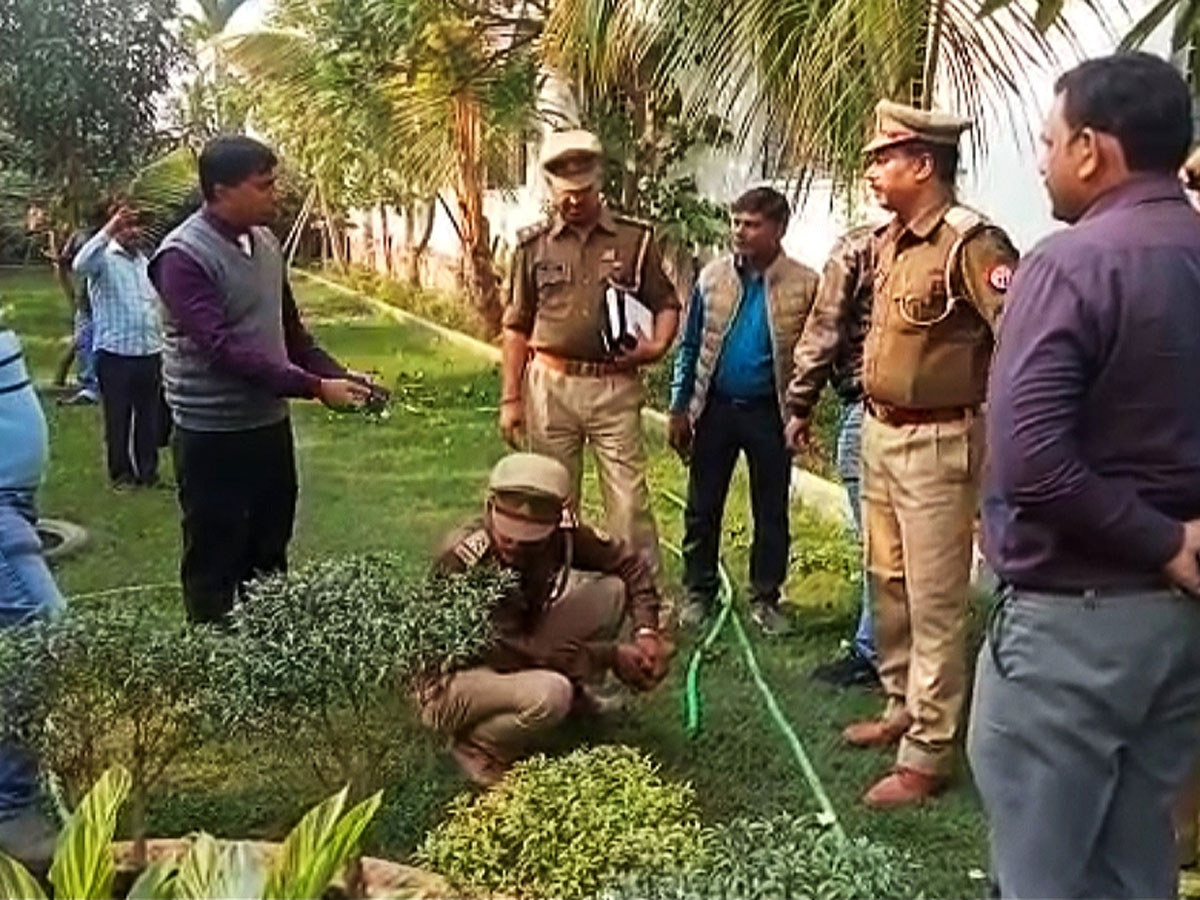 Kushinagar Suicide Atमौके पर पहुंची पुलिस तफ्तीश में जुटी 