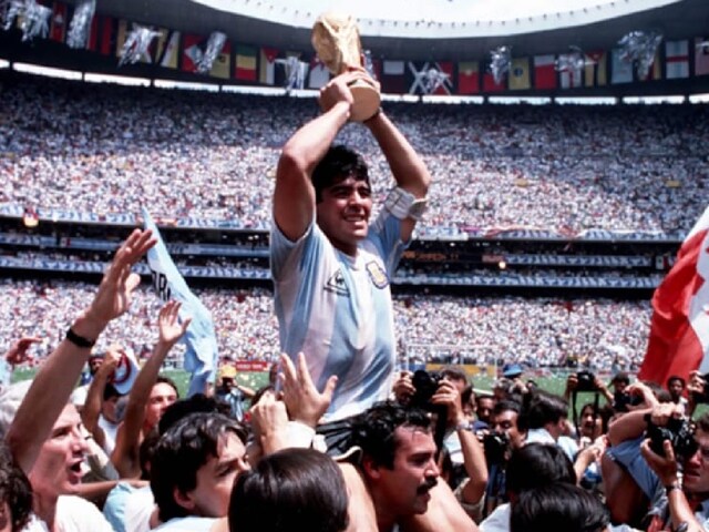 Maradona's 'Hand of God' ball sold for $ 24 million in World Cup 1986 Maradona's 'Hand of God' ball sold for $ 24 million in World Cup 1986