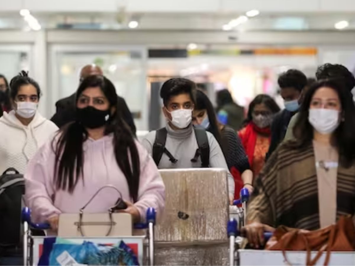 फ्लाइट्स में फेस मास्क पहनना अब जरूरी नहीं, लेकिन भरते रहना होगा एयर सुविधा  फॉर्म - wearing mask on flights no longer mandatory in india but remains  preferable says govt – News18 हिंदी
