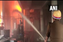 मेरठ की शुगर फैक्ट्री में लगी आग, जान बचाने छत से कूदा इंजीनियर, मौत