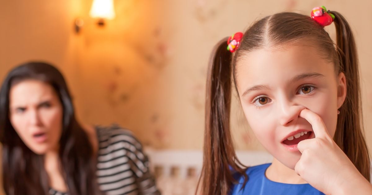 बच्चों को नोज पिकिंग करने से रोकने के लिए फॉलो करें ये टिप्स, भूलकर भी