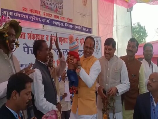 सीएम शिवराज सिंह चौहान पेसा एक्ट का प्रचार करने डिंडौरी पहुंचे थे.  