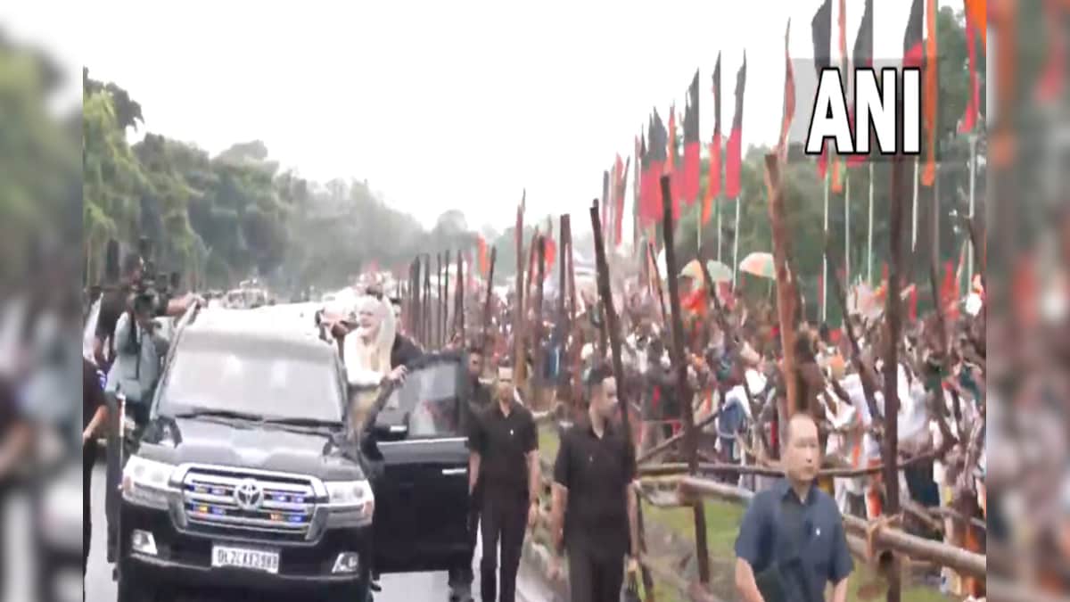 VIDEO:  पीएम मोदी का गर्मजोशी से हुआ स्वागत गाड़ी से बाहर निकलकर प्रधानमंत्री ने ऐसे किया अभिनंदन