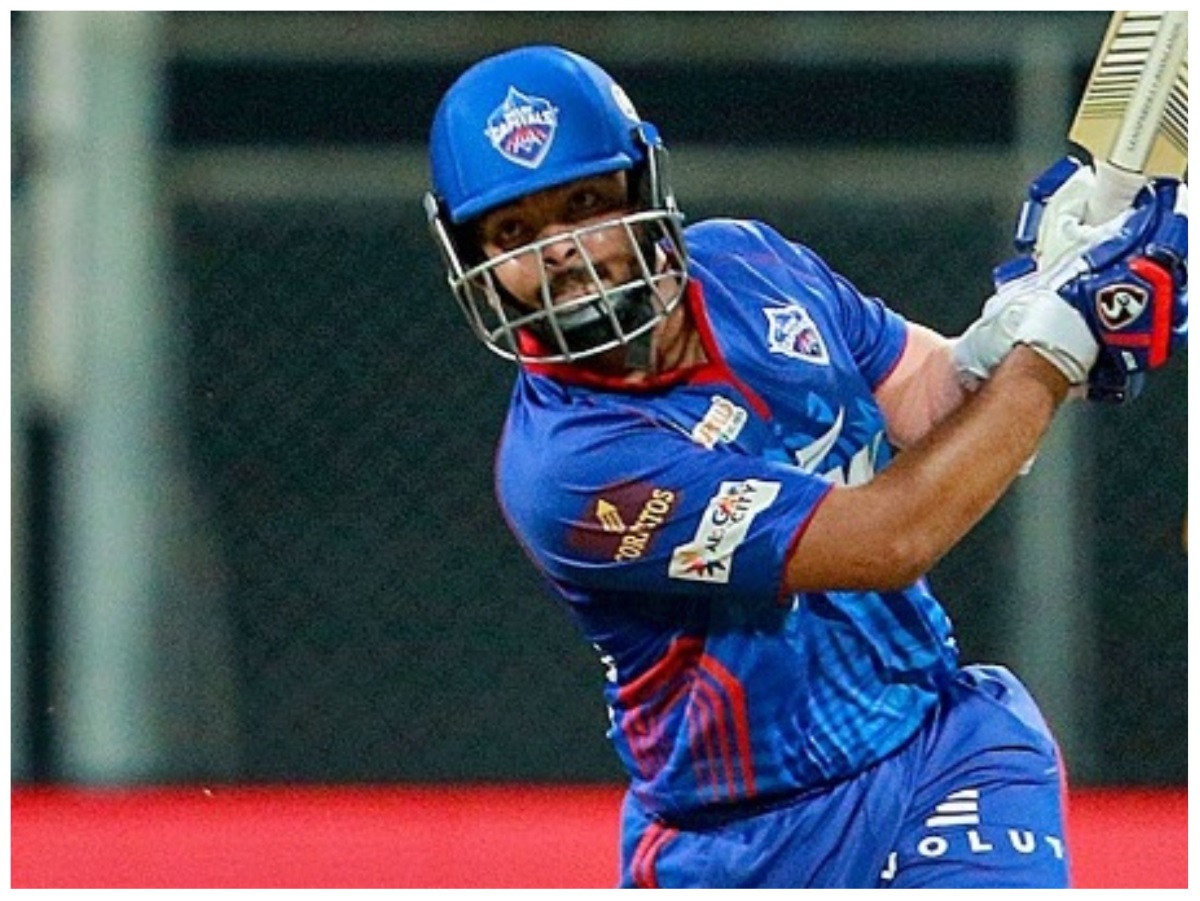  दिल्ली कैपिटल्स ने इस साल के आईपीएल (IPL 2022) के 19वें मैच में पृथ्वी शॉ और डेविड वॉर्नर की बल्लेबाजी के दम पर कोलकाता नाइटराइडर्स के खिलाफ व्यापक जीत दर्ज की. पृथ्वी शॉ ने 29 गेंदों पर 51 रन की विस्फोटक पारी खेलकर वॉर्नर का पूरा साथ दिया. वॉर्नर ने भी एक प्रभावशाली अर्धशतक बनाया और दिल्ली कैपिटल्स ने केकेआर के सामने 215 रनों का विशाल स्कोर खड़ा कर दिया. (PIC: PTI)