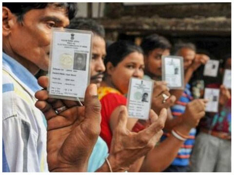 जिन लोगों के पास दिल्ली का वोटर कार्ड नहीं है तब भी वे सरकार की ओर से कुछ दस्तावेज़ों को दिखाकर मतदान में भाग ले सकेंगे. (प्रतीकात्मक)