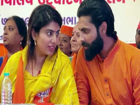 क्रिकेट रवींद्र जडेजा के पिता ने कांग्रेस के पक्ष में वोट देने की अपील की. (फोटो-सोशल मीडिया)