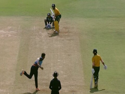 vijay hazare trophy: ऋतुराज गायकवाड़ ने विजय हजारे ट्रॉफी के क्वार्टर फाइनल में यूपी के गेंदबाज के खिलाफ लगातार 7 छक्के उड़ाए. (BCCI Domestic twitter)