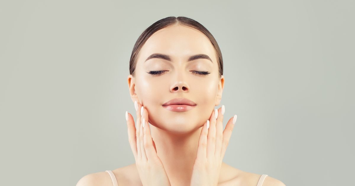 सर्दियों में चेहरा धोने से ड्राई हो जाती है स्किन? फॉलो करें ये नेचुरल