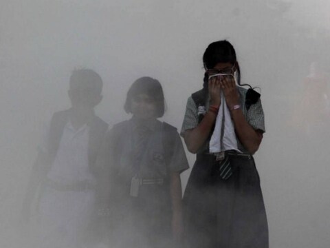 Delhi School Closed News Air Pollution : बढ़ते प्रदूषण के बीच अरविंद केजरीवाल ने ऐलान किया कि कल से दिल्ली के प्राइमरी स्कूल बंद रहेंगे.