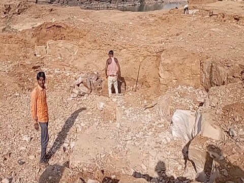 श्योपुर में दर्जन भर से ज्यादा अवैध पत्थर खदानें चलाई जा रही हैं.