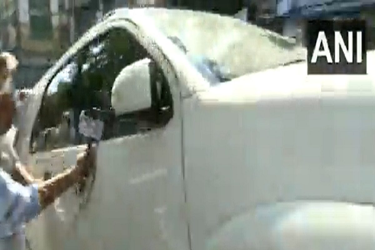 VIDEO: कार में बैठी रहीं आंध्र CM की बहन, पुलिस खींच ले गईं, जानें क्यों?