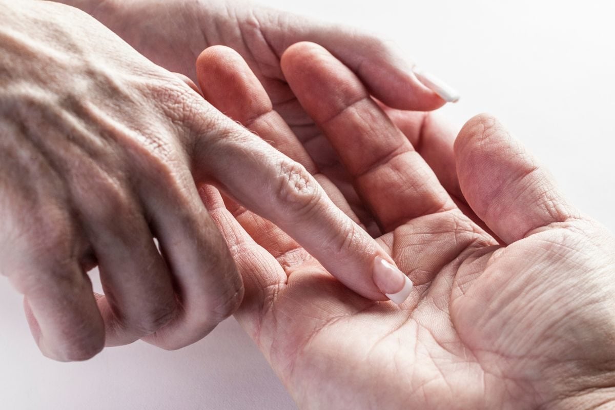 Palmistry: सुखी जीवन का संकेत देती हैं हाथ की ऐसी रेखाएं, जानें और भी  महत्वपूर्ण बातें - palmistry happy life line on palm know its significance  hast rekha vigyan - News18 हिंदी