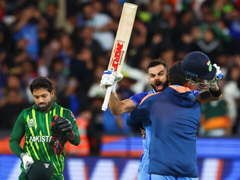 विराट कोहली ने पवेलियन लौटते हुए सोशल मीडिया पर पोस्ट कर फैंस को डराया. (AP)