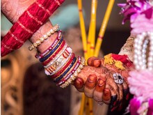 मंगनी के बाद दिव्यांग हुई मंगेतर, शख्स गोद में ले गया कोर्ट और कर ली शादी