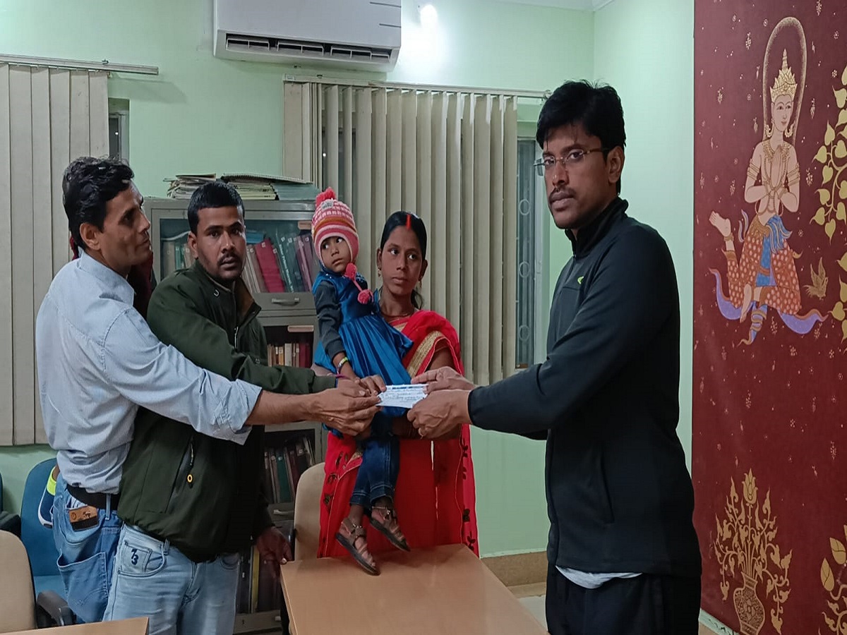 गया के डीएम बहरे बच्चों की इलाज में मदद कर रहे हैं