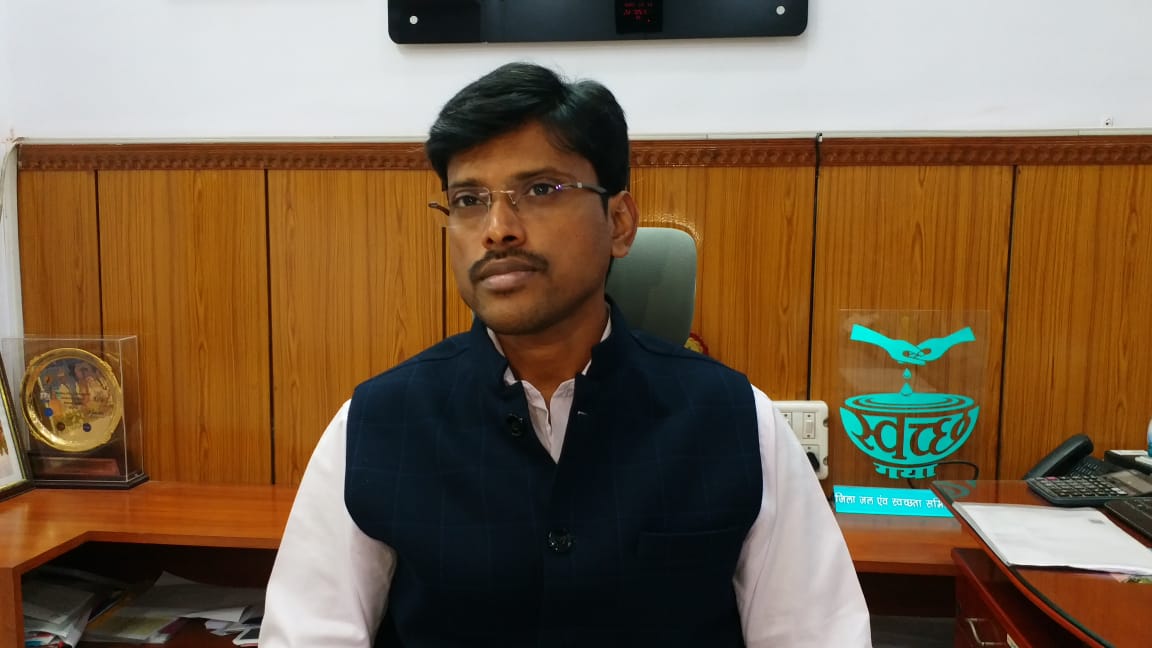 जिला पदाधिकारी ने संबंधित संविदा पर कार्यरत राजस्व कर्मचारियों को सेवा समाप्त कि