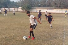 बिहार के इस जिले में चढ़ रहा फुटबॉल का 'फीवर', 30 साल से खेले जा रहे टूर्नामेंट में खिलाड़ी दिखाएंगे दमखम