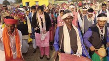 मंडला में करमा महोत्सव का आयोजन, कलेक्टर ने लिया कोदो-भात और पेज-भाजी का आनंद