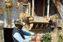 डूंगरपुर: प्रशासन ने नहीं सुनी बात तो विरोध में इस भाजपा पार्षद ने मुंडवाया अपना सिर, जानें क्या है डिमांड