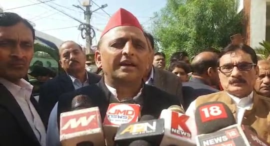 मीडिया से बात करते हुए अखिलेश यादव 