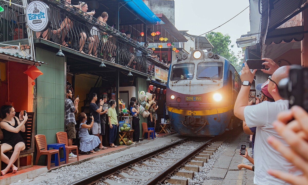  Train Street Hanoi, hanoi train street photos, top 10 tourist attractions, azab gazab news, trending news, Most Beautiful Train Routes, Best Train Routes in world, street train vietnam, viral news, ट्रेन स्ट्रीट हनोई, ट्रेन स्ट्रीट की तस्वीरें, दुनिया के खूबसूरत रेल मार्ग, सबसे बेहतरीन रेल मार्ग, अजब गजब न्यूज, ट्रेंडिंग न्यूज, वायरल न्यूज, टूरिस्ट डेस्टिनेशन 