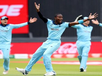  दूसरे स्थान पर इंग्लिश तेज गेंदबाज जोफ्रा आर्चर (Jofra Archer) काबिज हैं. आर्चर ने यहां पांच मैच खेलते हुए पांच पारियों में 22.14 की औसत से सात विकेट चटकाए हैं. (Jofra Archer/Instagram)