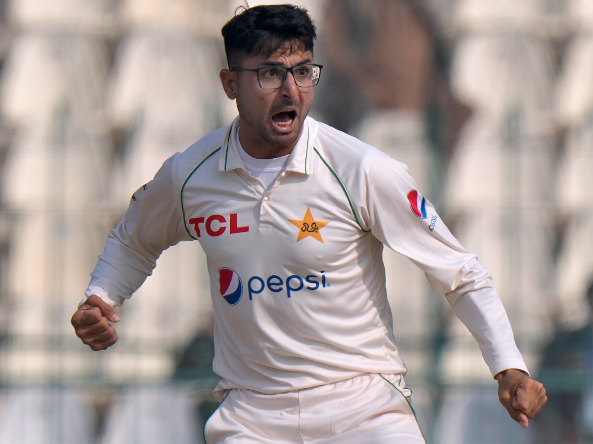  इंग्‍लेंड के खिलाफ टेस्‍ट सीरीज के दूसरे मुकाबले के दौरान पाकिस्‍तान के स्पिन गेंदबाज अबरार अहमद ने रिकॉर्ड बुक में अपना नाम दर्ज कराया. 24 साल के इस युवा गेंदबाज ने डेब्‍यू मैच में ही सात विकेट हॉल लेने का खास कीर्तिमान अपने नाम किया. (AP)