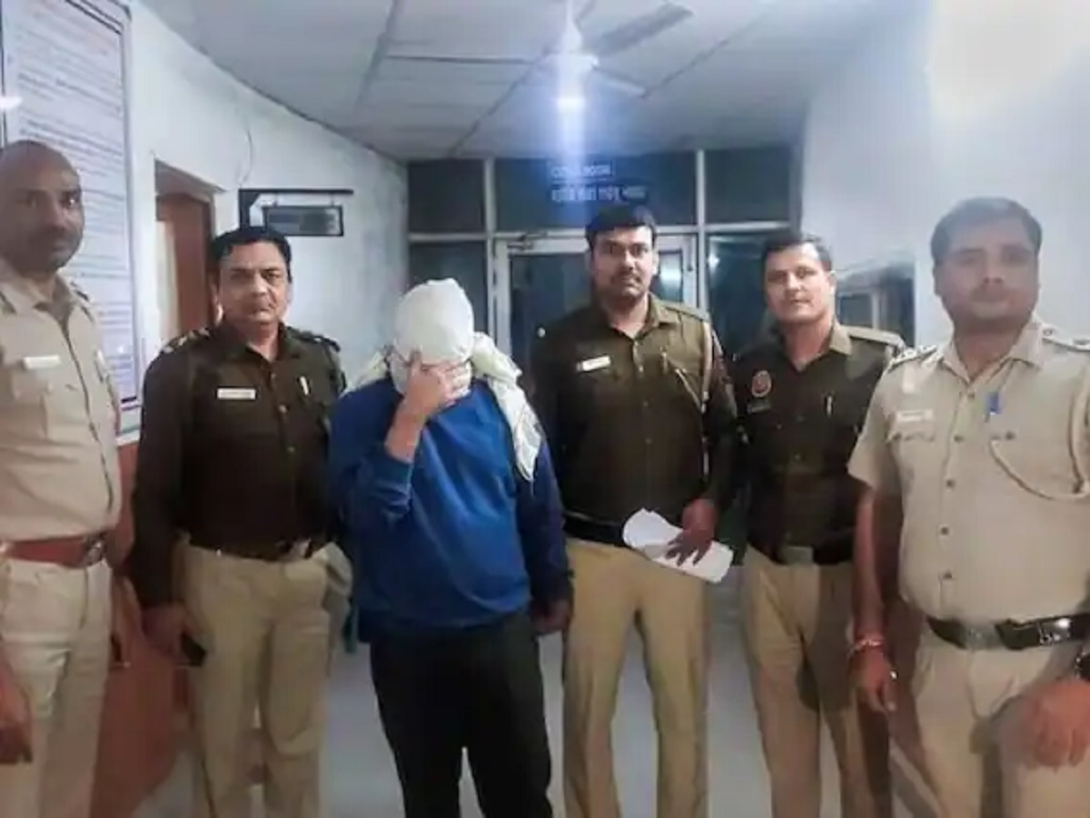 श्रद्धा वालकर हत्याकांड के आरोपी आफताब अमीन पूनावाला को नार्को टेस्ट के लिए अस्पताल लेकर पहुंची दिल्ली पुलिस. (ANI Photo)