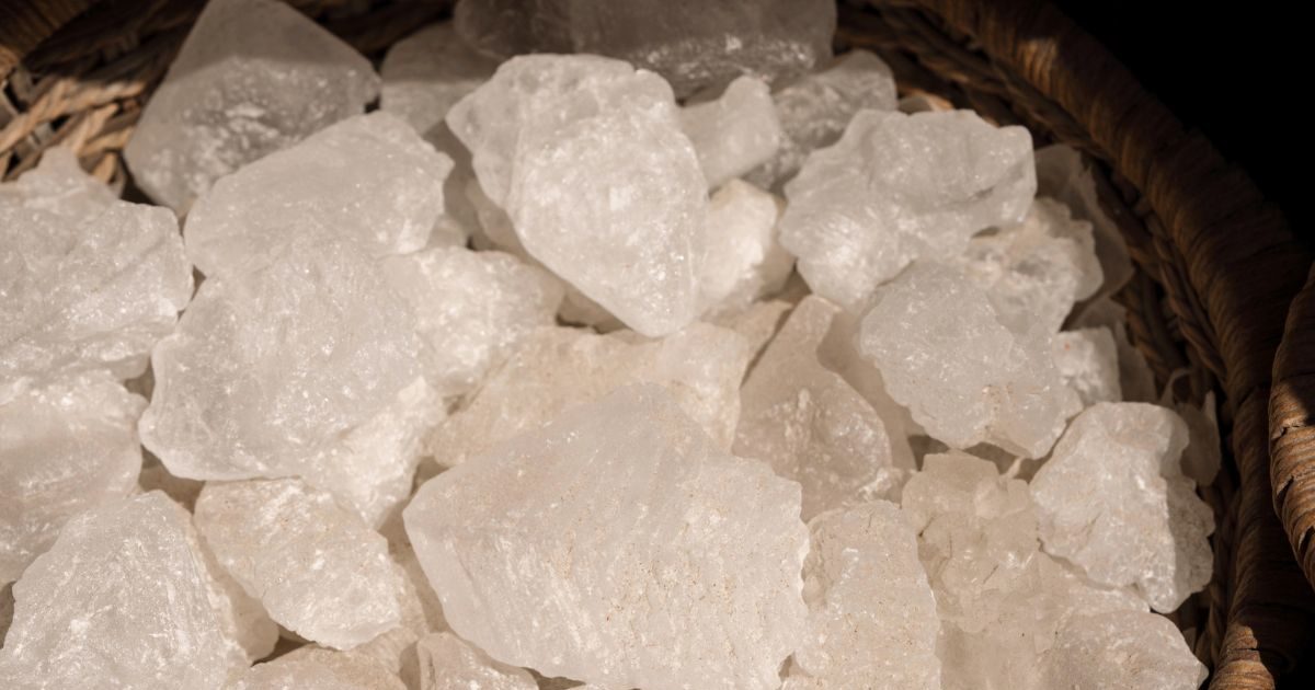 Benefits of Alum एजिंग के लक्षणों को कम करती है फिटकरी, जान लें ये भी 5 फायदे alum can be